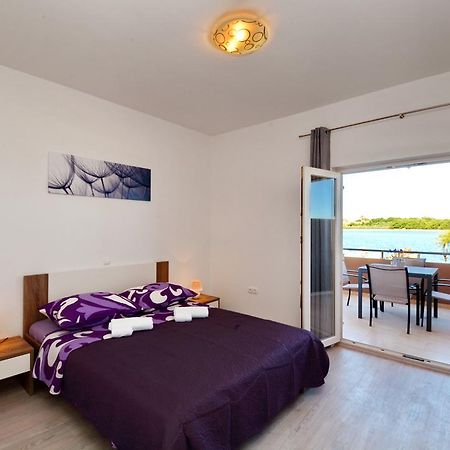Apartments Clara Нин Экстерьер фото