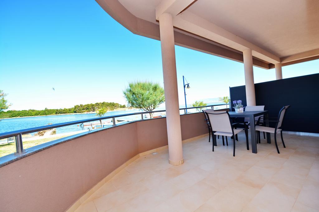 Apartments Clara Нин Экстерьер фото