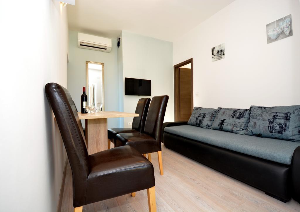 Apartments Clara Нин Экстерьер фото
