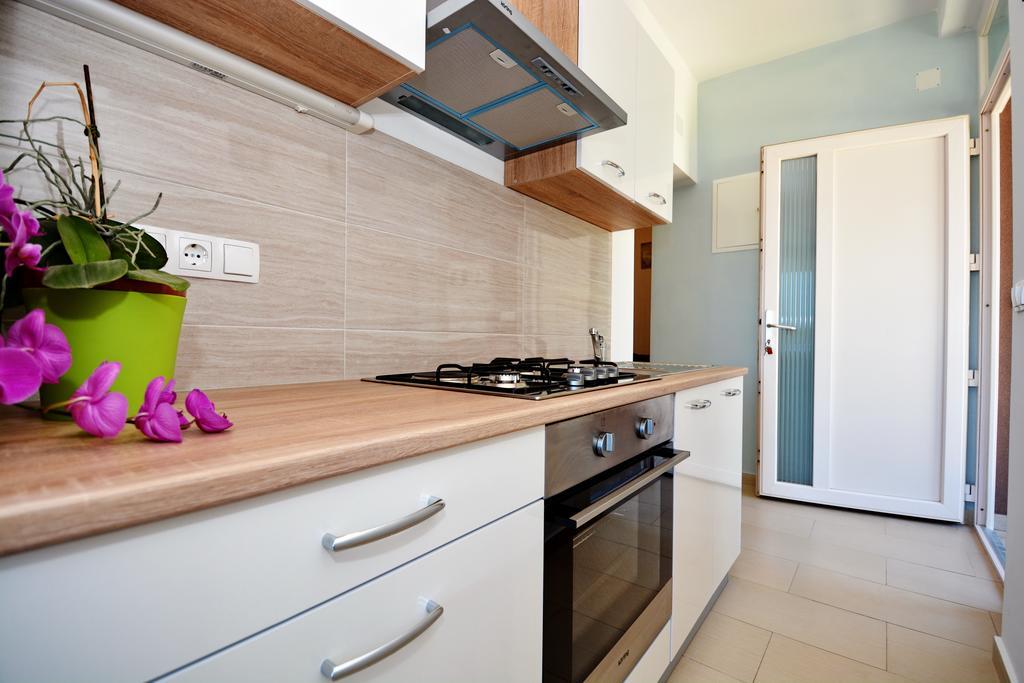 Apartments Clara Нин Экстерьер фото